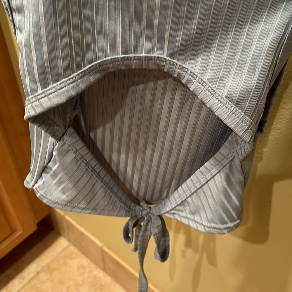Better Be woman's silky baby blue striped shirt with a cut out in the back - Picture 9 of 12